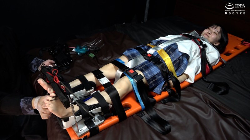 【くすぐり】【足裏】「制服のまりちゃんに足枷拘束くすぐりで足裏開発！」WAKA-087加護まり 3❤アドア｜h_1416ad02021