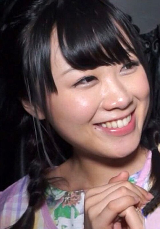 【尻フェチ】笑顔が素敵な新婚の保育士さん。ジーンズとエプロン姿で隠しているが、実は美尻とGカップ美巨乳の持ち主。その振る舞いから押しに弱いオンナがバレバレ！❤即ヌキ｜h_1724a100b00009