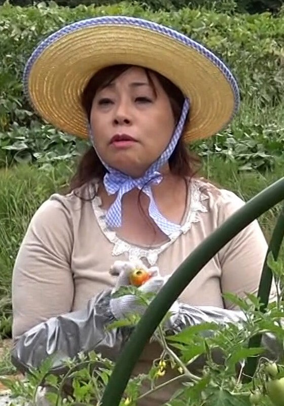 【3P・4P】旦那さんとは15年以上のセックスレスと言う畑仕事が似合う田園スマイル熟女をそのままラブホに誘い3P中出しSEX！❤即ヌキ｜h_1724a107g00006