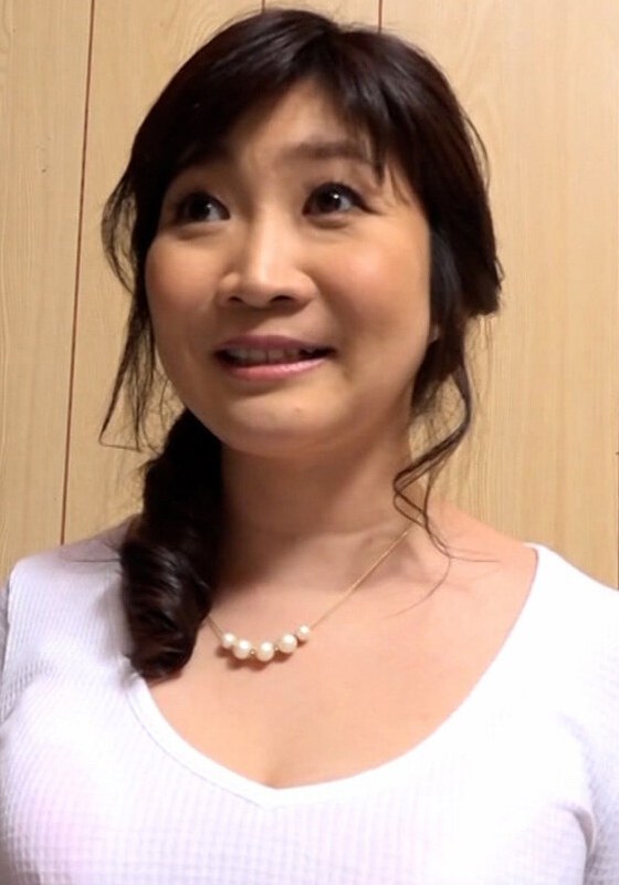【3P・4P】年齢の割にはふんわりした四十路熟女の不思議ちゃん宅で初撮りAV撮影！弾ける敏感巨乳と甘い喘ぎで男優の肉棒もガチガチにする適性抜群のエロSEX！❤即ヌキ｜h_1724a108g00010